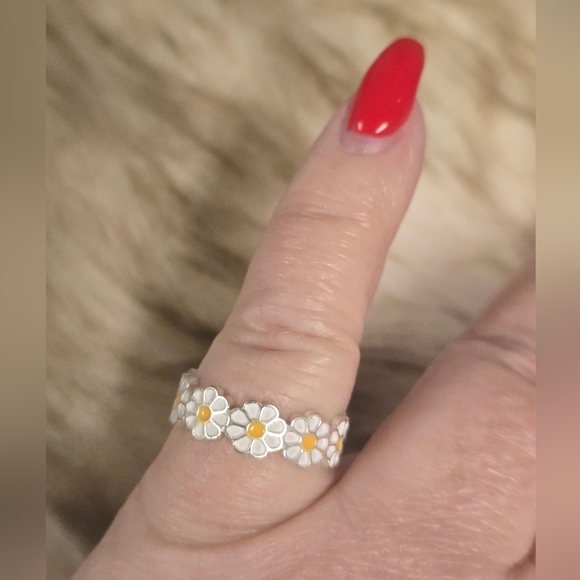 ✨3 FOR $28✨🆕️🌼 WHITE & YELLOW DAISY ADJUSTABLE RING / TOE RING🌼 - Picture 7 of 10